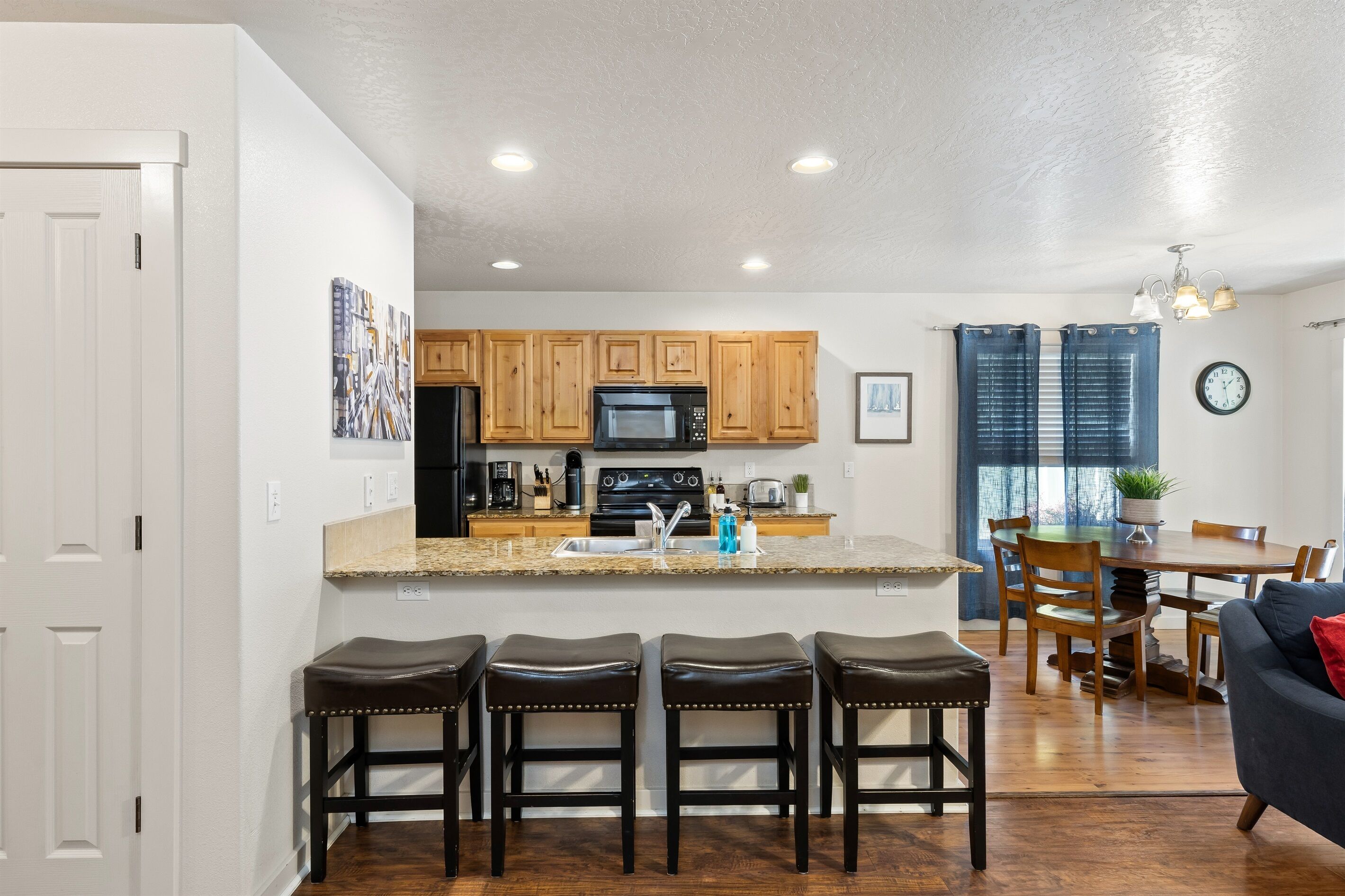 Jääkaappi, mikroaaltouuni, uuni, liesi