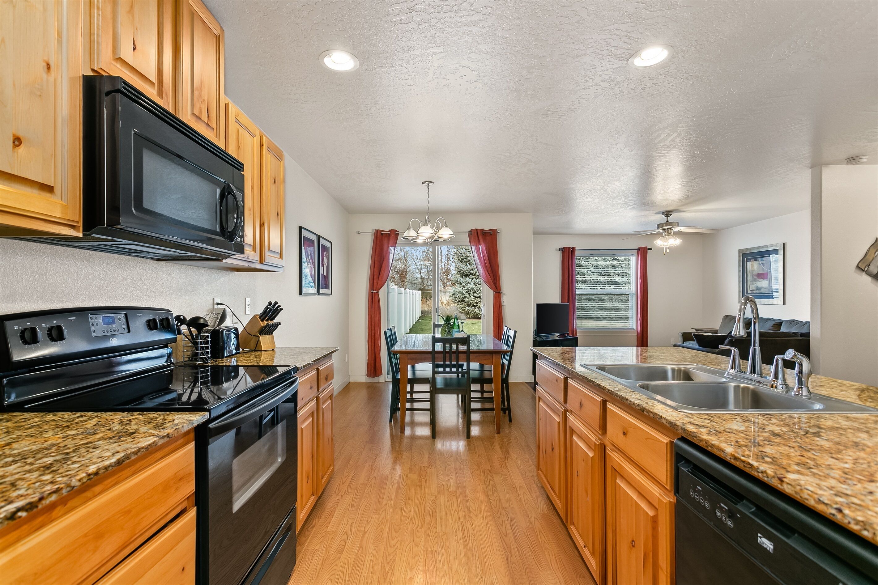 Jääkaappi, mikroaaltouuni, uuni, liesi