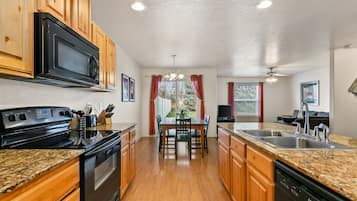 Jääkaappi, mikroaaltouuni, uuni, liesi