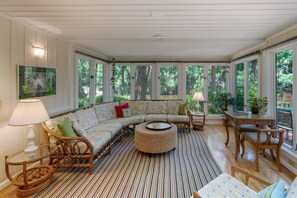 Smart TV, fireplace, DVD player, stereo - 150 Yards To The Beach! Book early for 2025! Weekly Discount! (Kiawah Island)