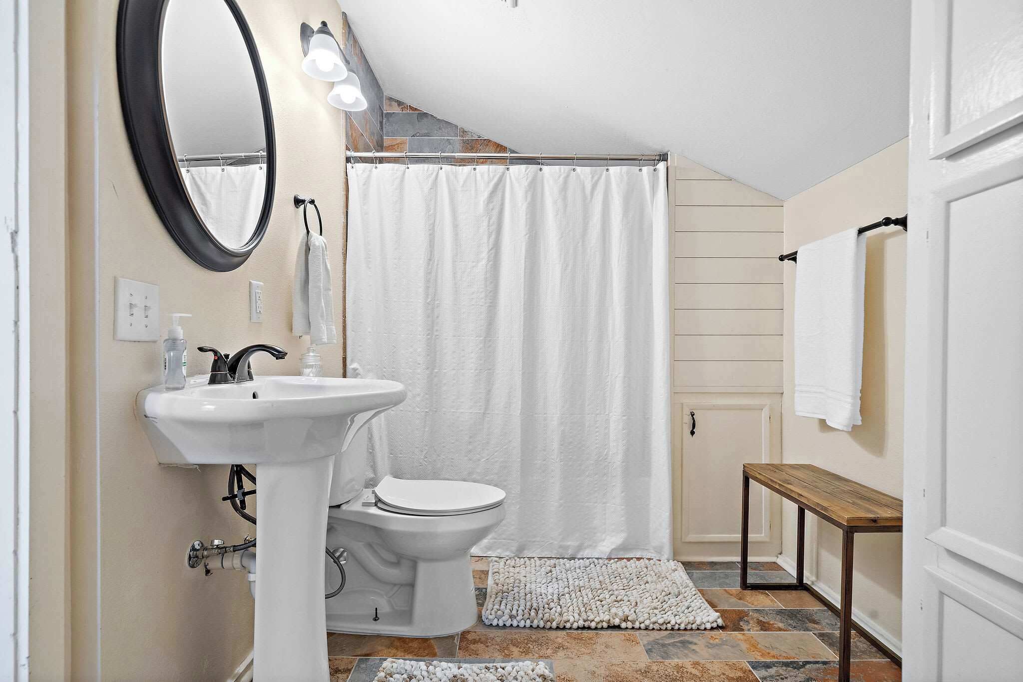 Banheira, secador de cabelo, toalhas de banho 