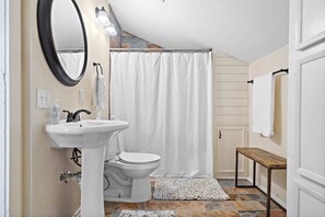 Kylpyamme, hiustenkuivaaja, pyyhkeet