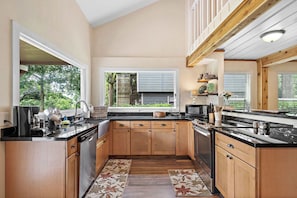 Fridge, microwave, oven, stovetop - Waterfront 3BR Oasis | Mont Belvieu Lounge (Baytown)