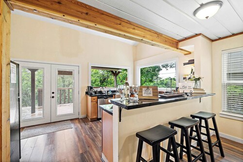 Waterfront 3BR Oasis | Mont Belvieu Lounge