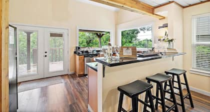 Waterfront 3BR Oasis | Mont Belvieu Lounge