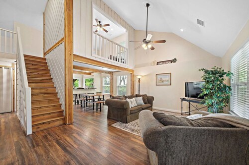 Waterfront 3BR Oasis | Mont Belvieu Lounge