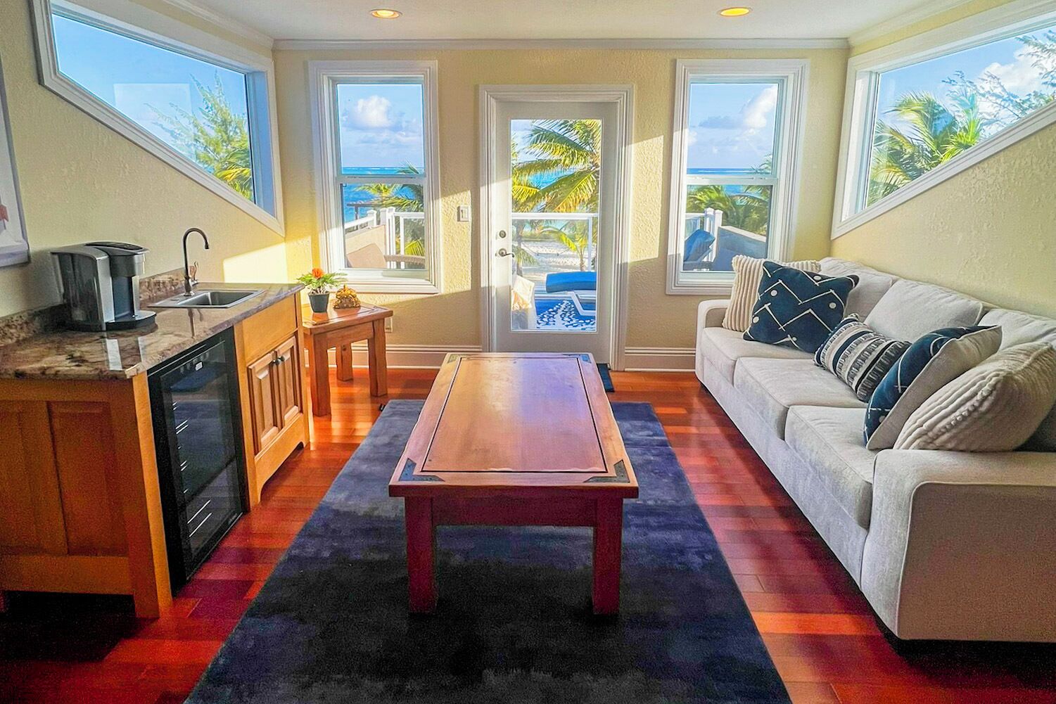 Älytelevisio, takka, videopelejä, DVD-soitin