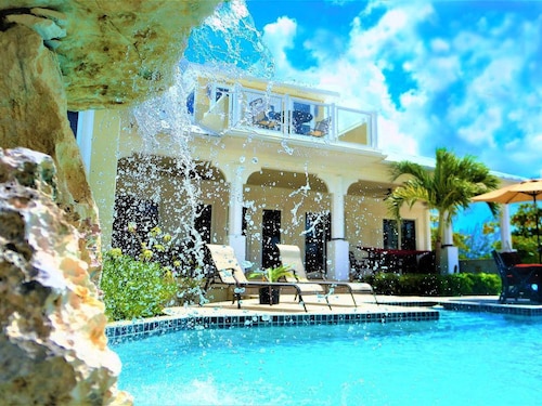 Private Beachfront Luxury Estate with Infinity Pool & Concierge incl – Sleeps 16