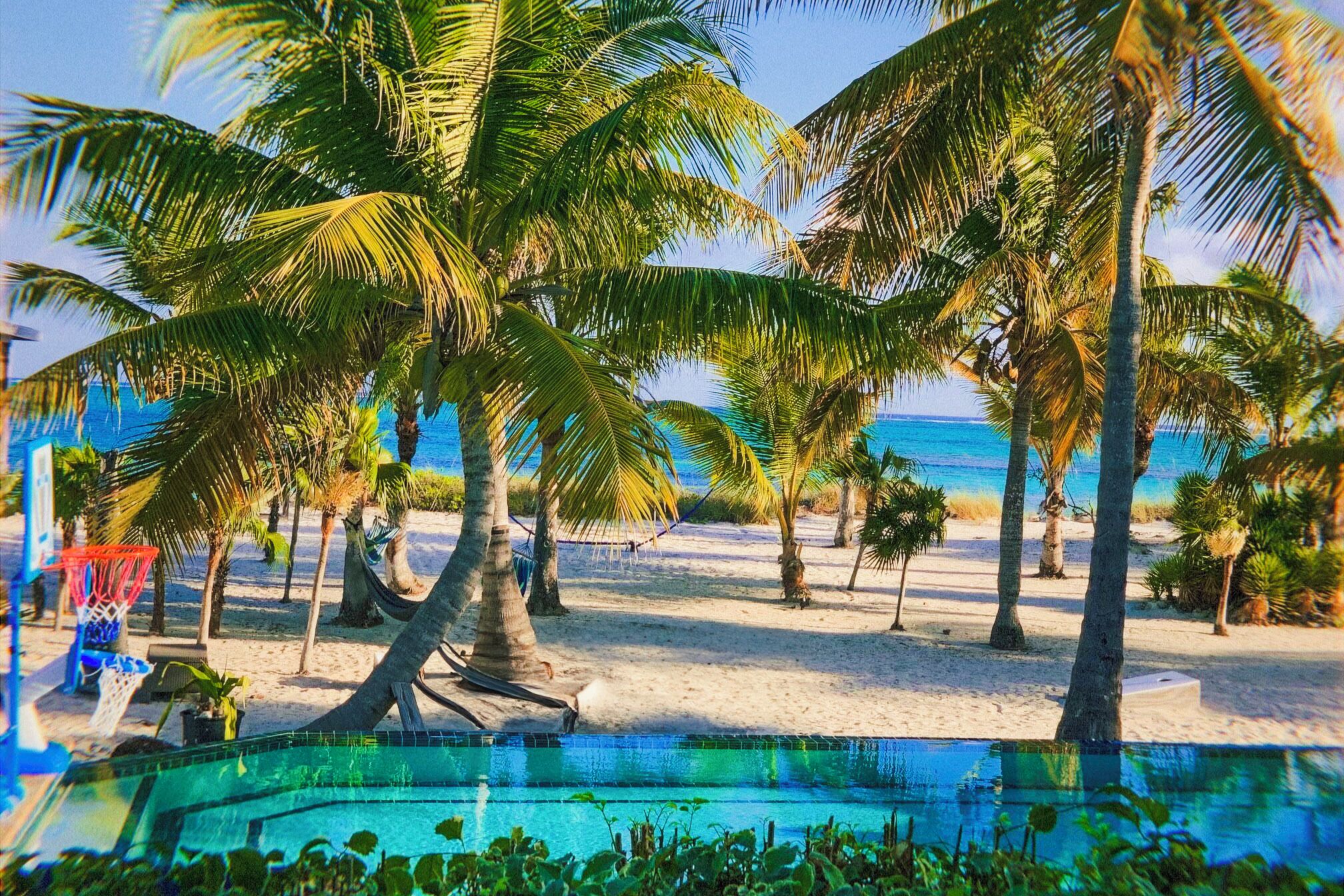 Rannalla, aurinkotuoleja, rantapyyhkeitä