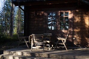 Outdoor dining - Log cabin for 4 + 2 people, 80m2 in the middle of the forest between 2 lakes (Hallaryd)