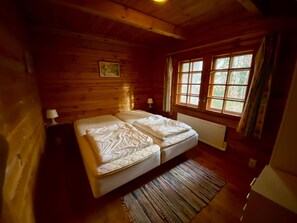 3 bedrooms, WiFi (free), bed sheets