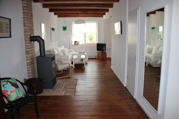 TV, fireplace, books - Historic courtyard on the water with private jetty and boat (Havelsee OT Hohenferchesar)