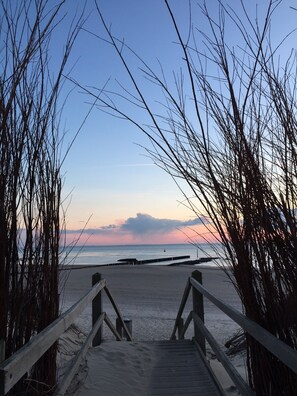 Ranta lähistöllä, aurinkotuoleja