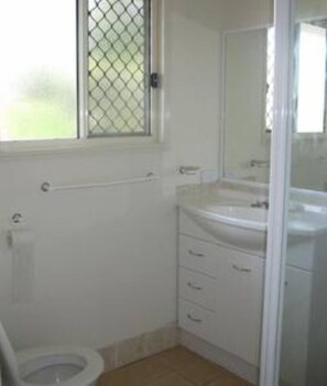 Classic Studio, 1 Double Bed | Bathroom | Shower, towels