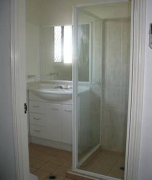 Classic Studio, 1 Double Bed | Bathroom | Shower, towels