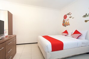 Escritorio, wifi gratis y ropa de cama 