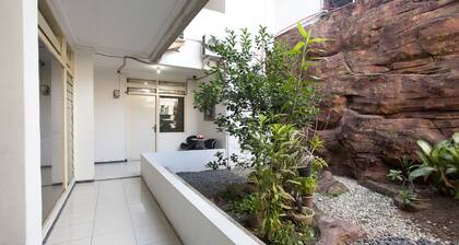 OYO 143 Dukuh Kupang Residence