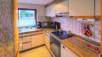 Frigorífico, microondas, horno y placa de cocina