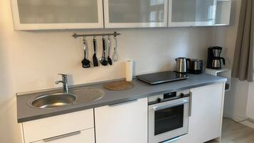 Kühlschrank, Mikrowelle, Ofen, Herdplatte