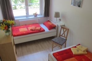 2 habitaciones, tabla de planchar con plancha, wifi y ropa de cama