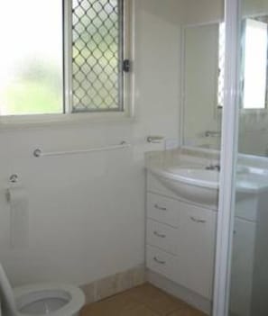 Estudio estándar, 1 cama matrimonial | Baño | Regadera y toallas