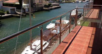 Magnificent 2 bedroom apartment for 7 people with marina and sea view
