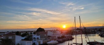 Magnificent 2-bedroom apartment sleeps 5 with marina and sea views