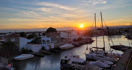 Magnificent 2-bedroom apartment sleeps 5 with marina and sea views