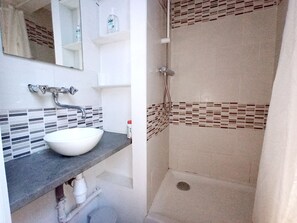 Dusche, Haartrockner, Seife, Toilettenpapier