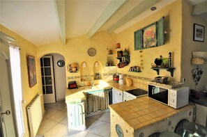 Réfrigérateur, micro-ondes, four, plaque de cuisson