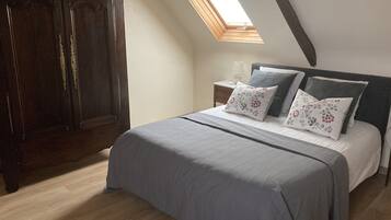 2 bedrooms, iron/ironing board, WiFi, bed sheets