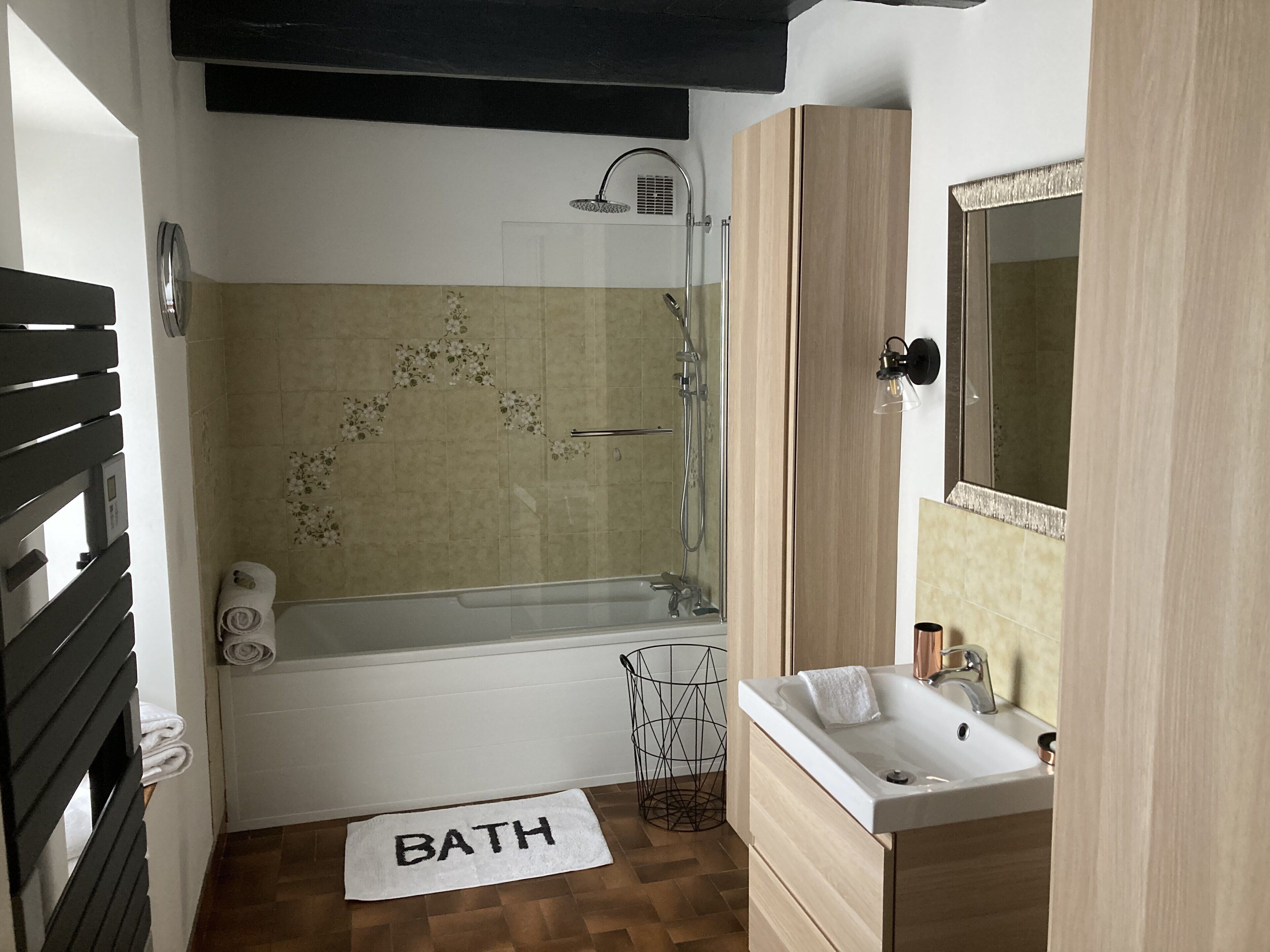 Baignoire, sèche-cheveux, serviettes fournies, savon