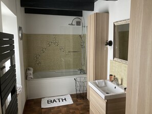 Bañera, secador de pelo, toallas y jabón