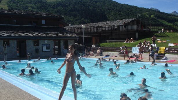A swimming pool area with people swimming and standing by the pool. - 3 * appt, 5 people in the heart of the resort, open to hikers out of season (Les Avanchers-Valmorel)