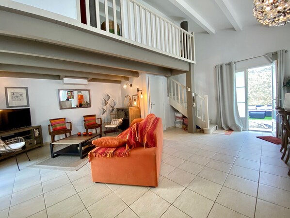 TV, DVD player, books, stereo - 3-star listed house with south-facing courtyard - Quartier de La noue Sainte Marie (Sainte-Marie-De-Ré)