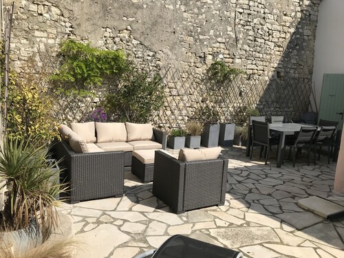 Woning met op het zuiden binnenplaats, nabuurschap gebonden aan de Heilige Maria