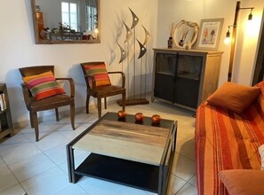 Una televisión, un reproductor de DVD, libros, un reproductor estéreo