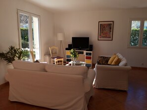 Fernseher, DVD-Player, Bücher, Musikbibliothek