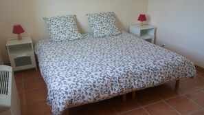 3 bedrooms, iron/ironing board, WiFi - Villa in very quiet residential area with secure pool (Vaison-la-Romaine)