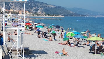 Una spiaggia nelle vicinanze