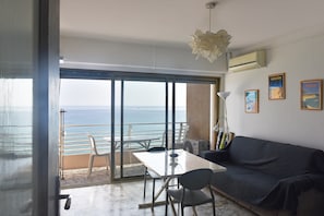 TV - --- Beachfront Studio ---- (Menton)