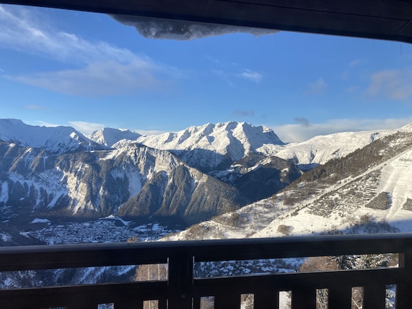 A mountain view from a balcony with snow-covered peaks and a clear sky. - 3 rooms flat -6 sleeps in Alpe d'Huez 1850m - Very beautiful released sight (Huez)