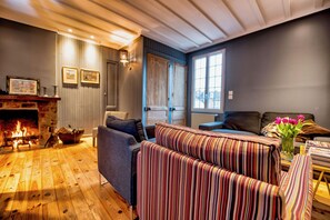 Fernseher, Kamin, DVD-Player, Bücher