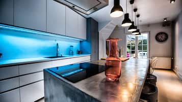 JÀÀkaappi, mikroaaltouuni, uuni, liesi