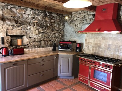 Alpine chalet, near ski resort, for 10 people, completely renovated.