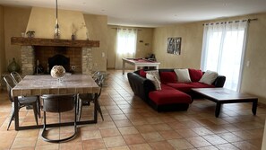 Télévision, cheminée