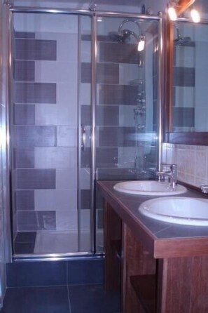 Bathtub, hair dryer - Large apartment in Meribel-Mottaret (facing south) (Les Allues)