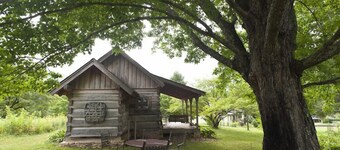 Acogedor refugio histórico en cabaña: visite los senderos justo al lado de la granja. Mascota amigable.