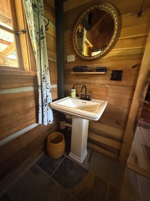 �淋浴/盆浴组合、毛巾、肥皂、卫生纸