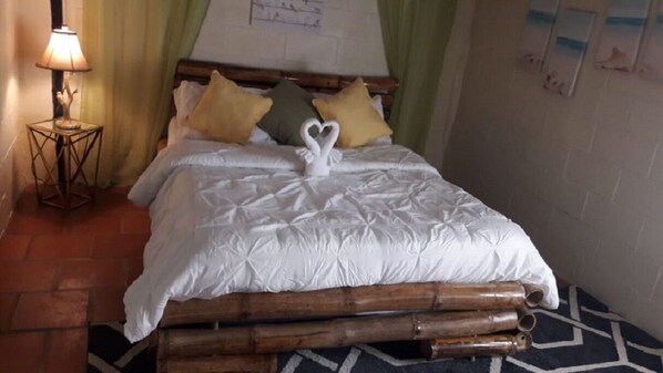 4 bedrooms, iron/ironing board, WiFi, bed sheets